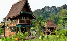 Villa Paviliun By Santosa Stable & Resort